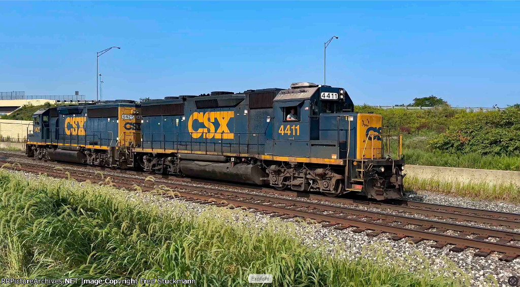 CSX 4411 leads L320.